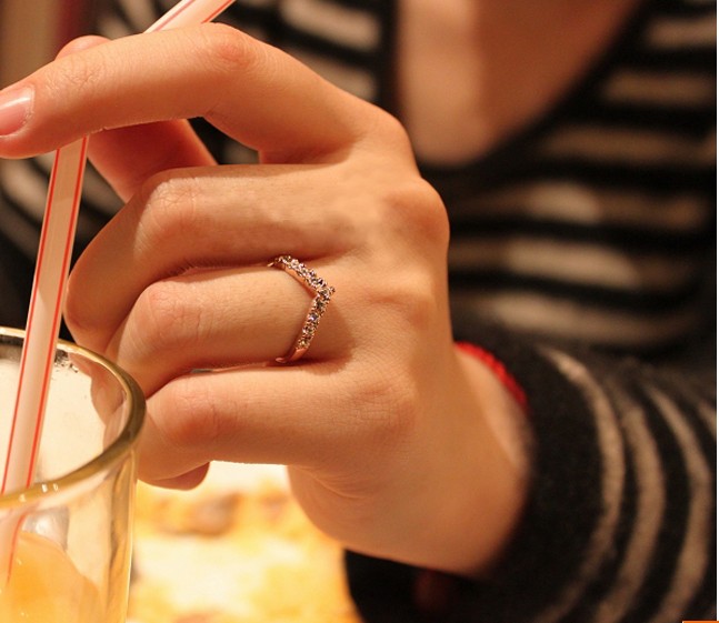 想明白了再结婚同款镶钻小指戒指 女独特设计 高贵奢华 均码9.9元