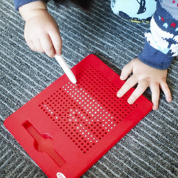 ZOYO 磁性画板磁珠磁力板创意儿童写字板幼儿益智玩具新奇特