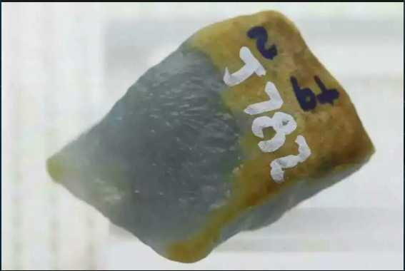 精品缅甸翡翠原石，0.109公斤，大马坎开窗冰种肉超细带点茄子色