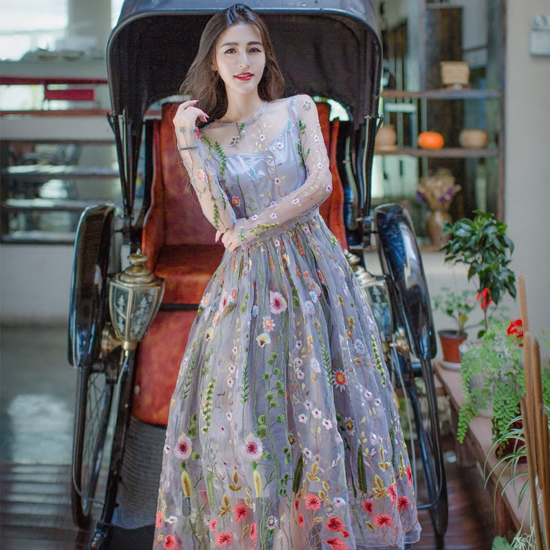 泰国潮牌秋季新款长袖超重工蔓藤花朵网纱刺绣连衣裙中长款度假裙