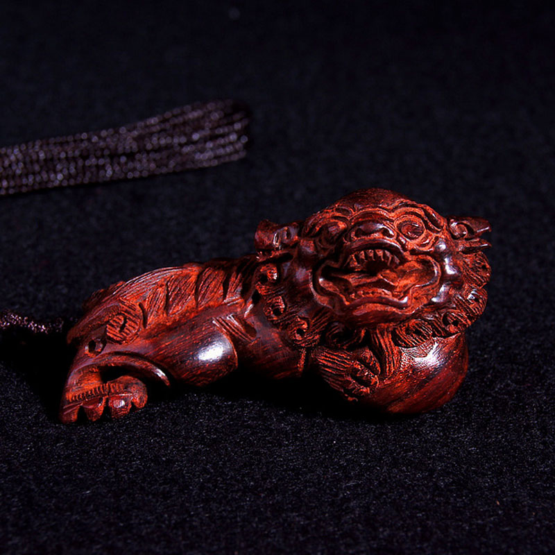 小叶紫檀木雕手把件 狮子戏球挂件 木质工艺品