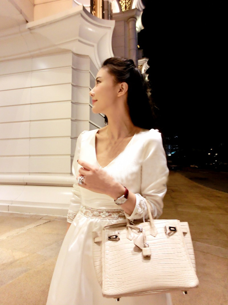 2015年春季新款名媛V领长袖真丝缎白色重工钉珠连衣裙短裙A字裙
