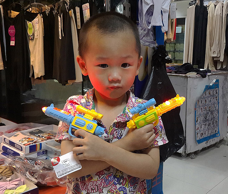 儿童玩具枪 宝宝迷你小玩具枪 发光小巧安抚小玩具 送电池