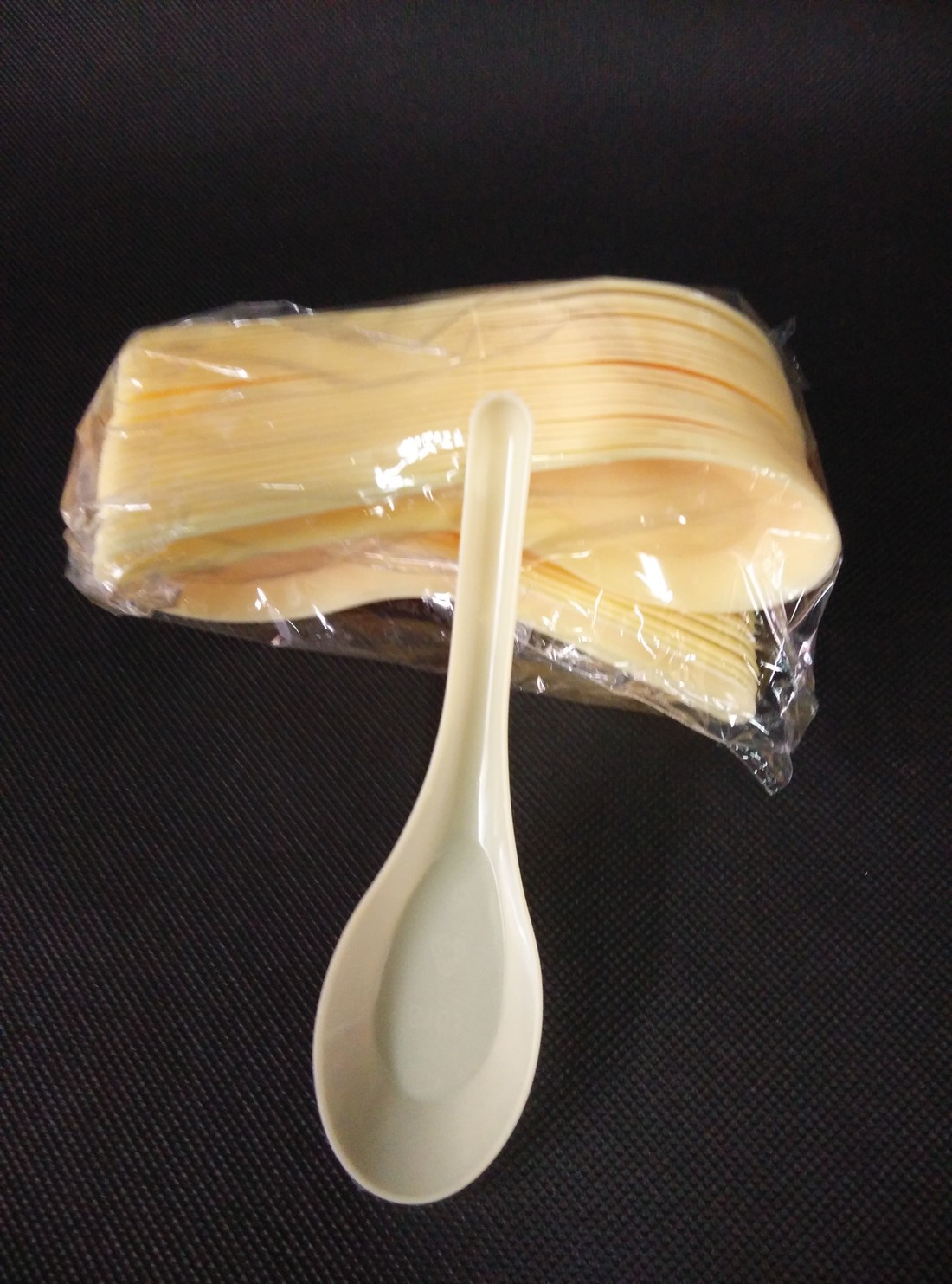 s103一次性勺子汤勺中式汤勺塑料小勺塑料小汤羹米黄色50包包邮