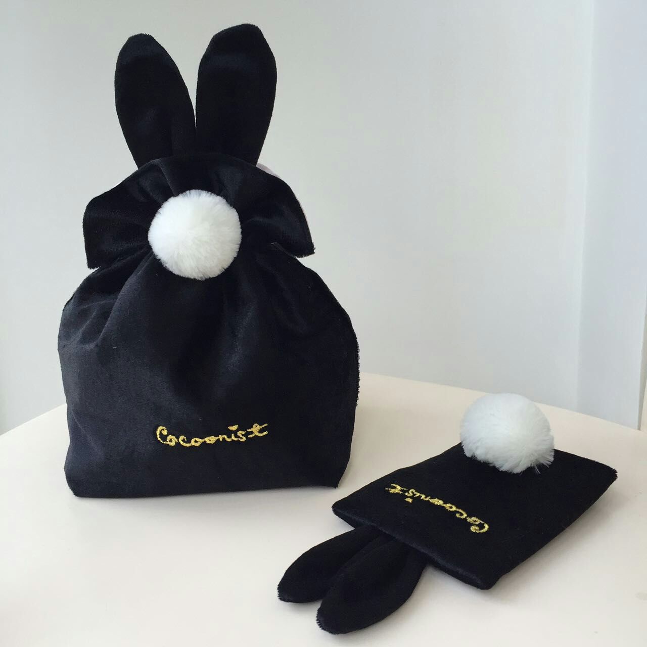 日系黑色兔耳朵小兔子毛球尾巴化妆包收纳袋束口袋纸巾包